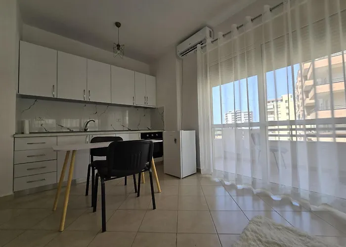 C\'E Casa Holiday Apartment Vlore Near The Sea, Netflix, Parking, Balcony, Fast Wi-Fi