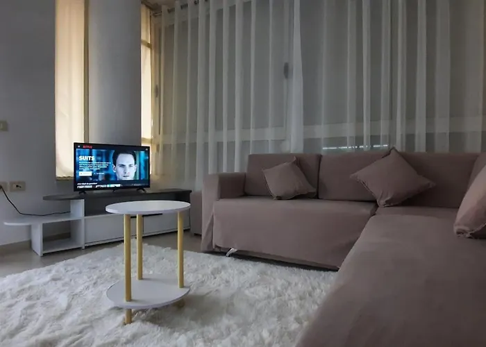 C\'E Casa Holiday Apartment Vlore Near The Sea, Netflix, Parking, Balcony, Fast Wi-Fi