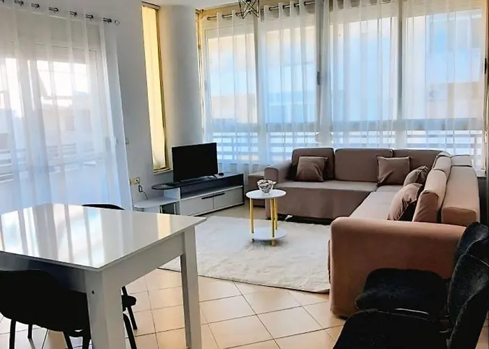 C\'E Casa Holiday Apartment Vlore Near The Sea, Netflix, Parking, Balcony, Fast Wi-Fi